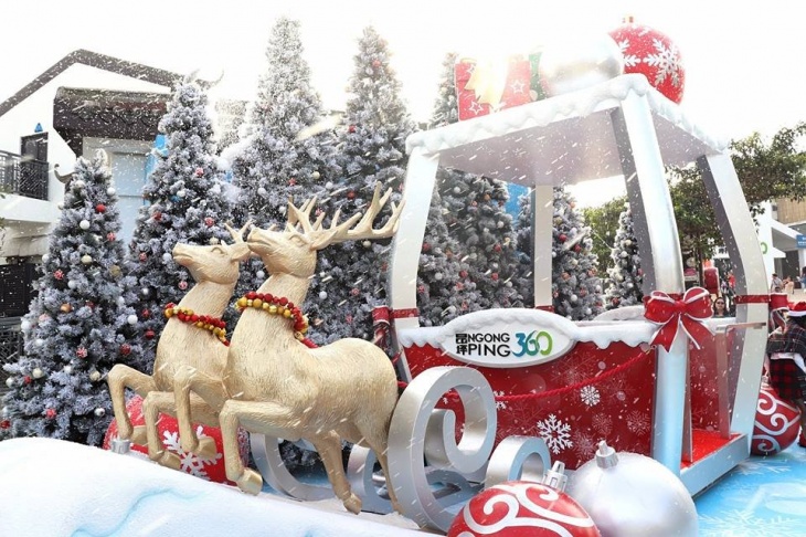 Outdoor Snowy Christmas at Ngong Ping 360 Outdoor Snowy Christmas at Ngong Ping 360
